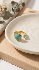 Lundholm Sophia ring amazoniet goudkleurig op keramisch schaaltje met eucalyptus styling, 18K verguld stainless steel verstelbare ring