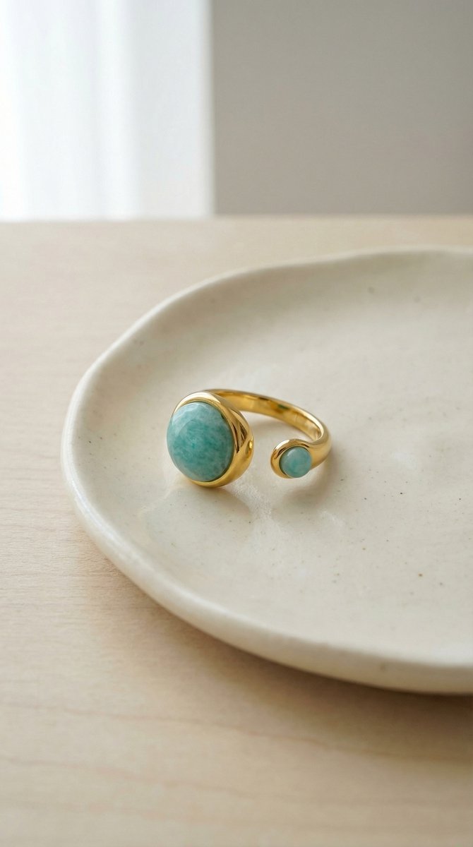 Lundholm Sophia ring met amazoniet op keramisch schaaltje, goudkleurig 18K verguld stainless steel verstelbare ring lifestyle foto