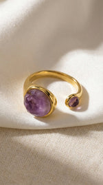 Lundholm Sophia ring met amethist paarse edelsteen op satijn, goudkleurig 18K verguld stainless steel verstelbare ring voor dames