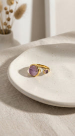 Lundholm Sophia ring met amethist paarse edelsteen op keramisch schaaltje, goudkleurig 18K verguld stainless steel verstelbare ring lifestyle