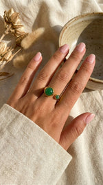 Lundholm Sophia ring met groene agaat jade edelsteen gedragen aan vrouwenhand, goudkleurig 18K verguld stainless steel verstelbare ring