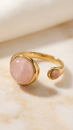 Lundholm Sophia ring met rozenkwarts en zonnesteen roze edelsteen close-up, goudkleurig 18K verguld stainless steel verstelbare ring voor dames