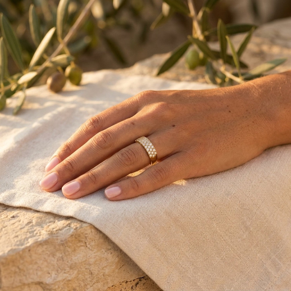 Lundholm Stella zirkonia ring detail