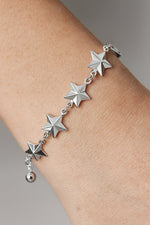 Lundholm Ster Bedelarmband met Sterretjes zilverkleurig gedragen