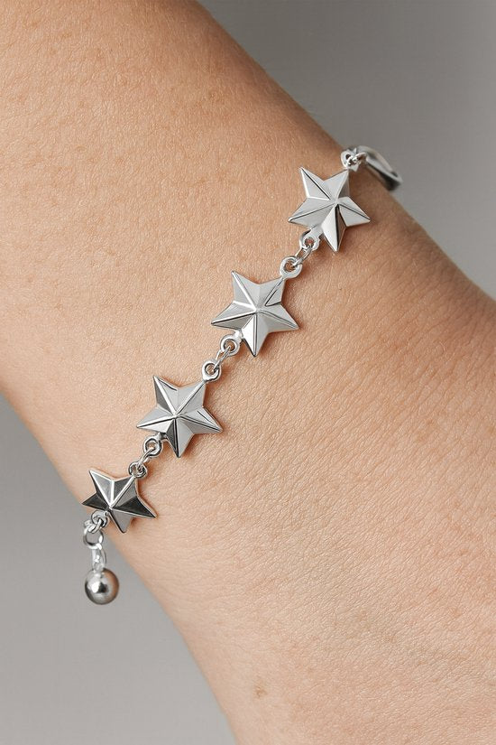 Lundholm Ster Bedelarmband met Sterretjes zilverkleurig gedragen