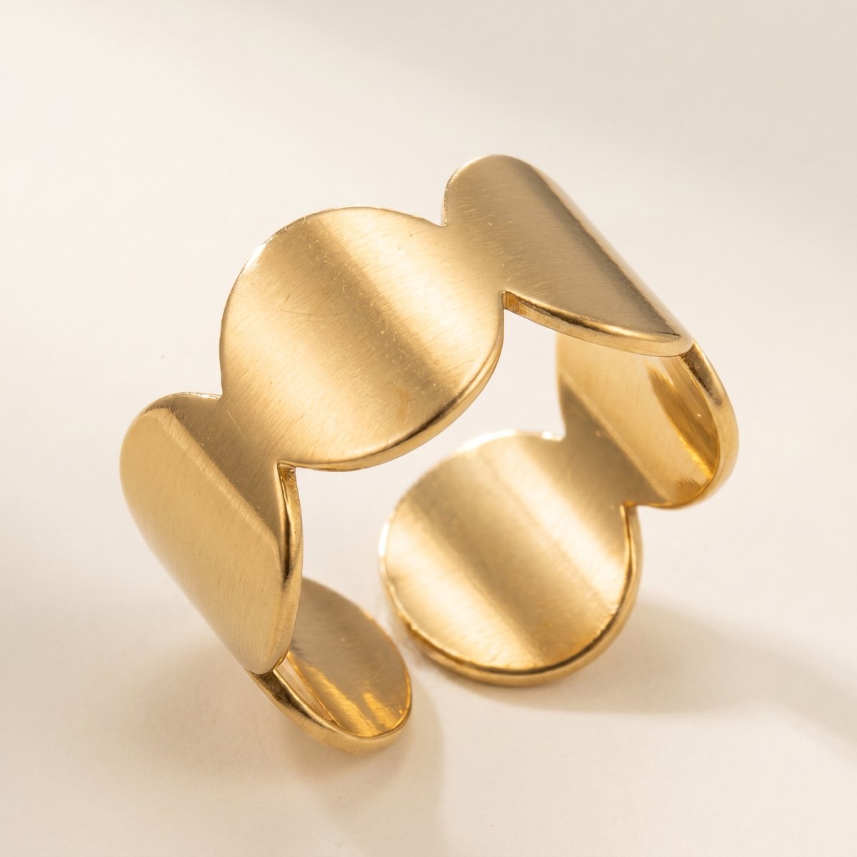 Lundholm Svea statement ring dames goud — verstelbaar premium stainless steel Scandinavisch design