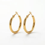 Lundholm Sydney gouden hoops oorbellen detail