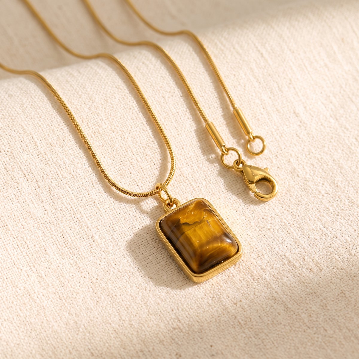 Lundholm Talia tijgeroog ketting goud – rechthoekige natuursteen hanger