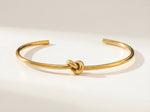 Lundholm Tammy bangle armband dames goudkleurig – open bangle met knoop, gold PVD stainless steel