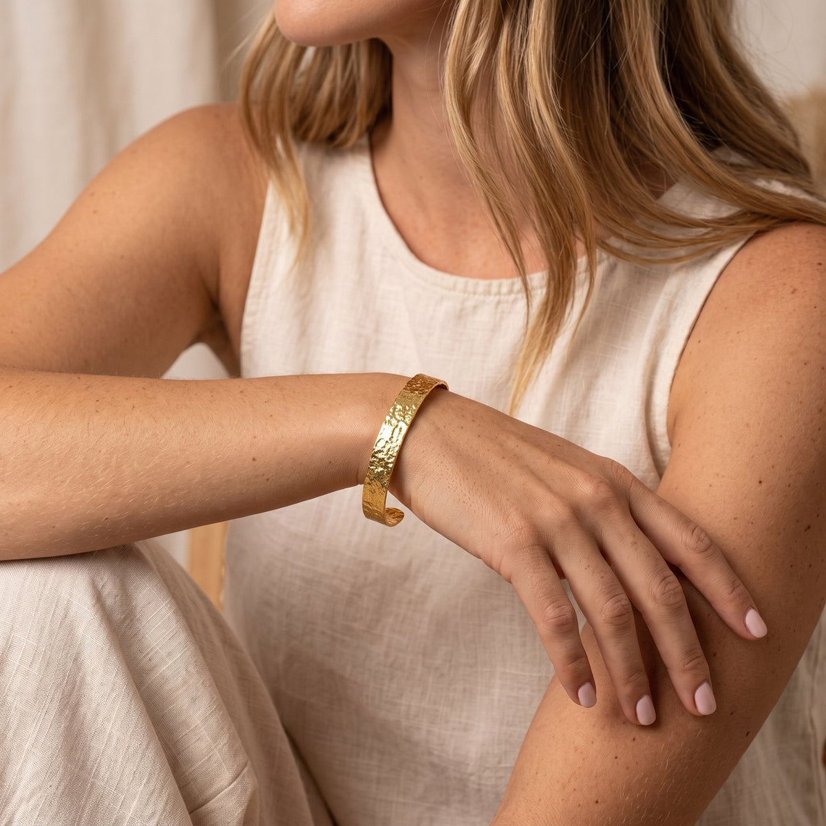 Lundholm Tekla gehamerde armband detail