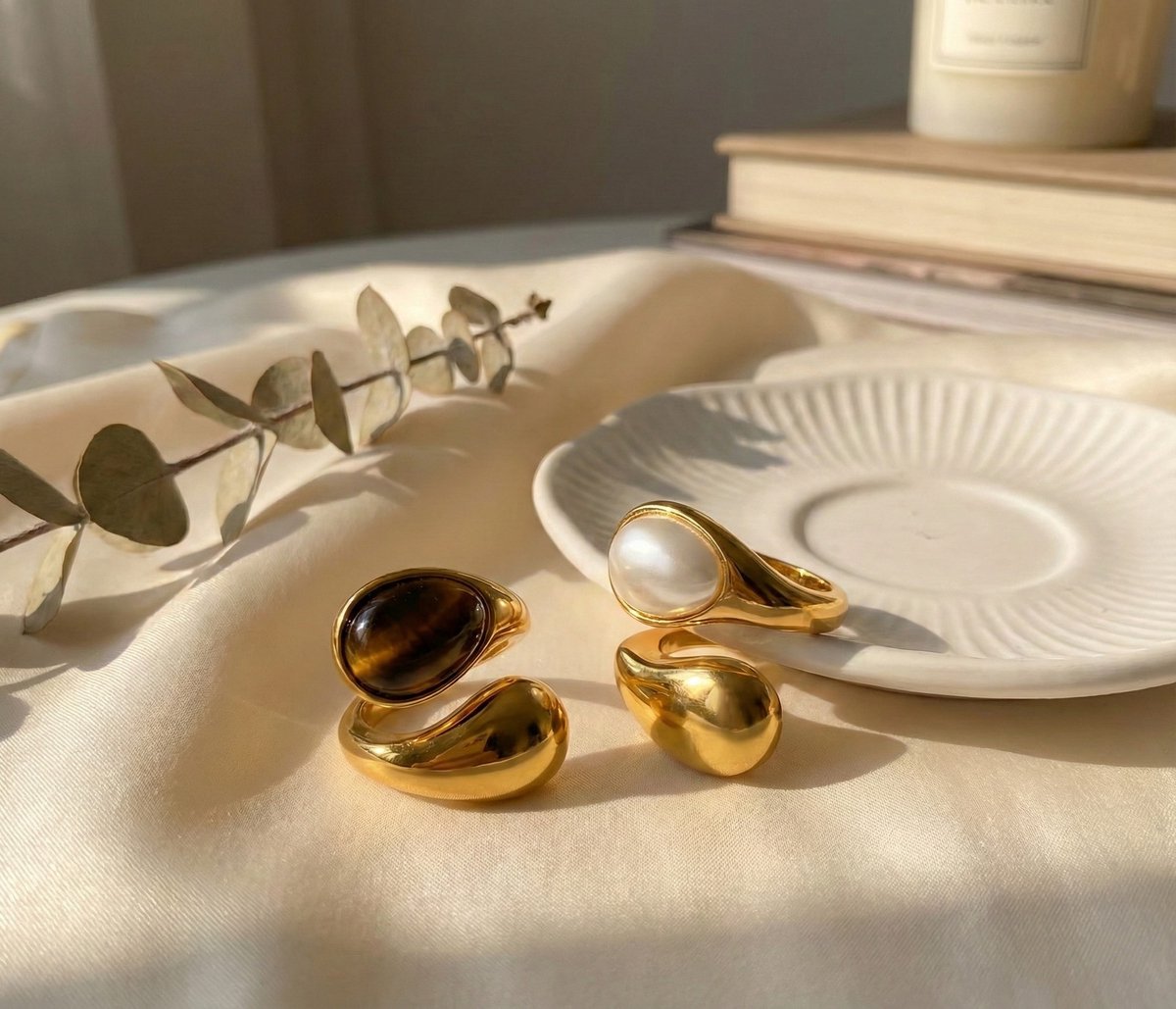 Lundholm Tiger statement ringen met parel en tijgeroog steen in goudkleurig, sfeervolle lifestyle styling