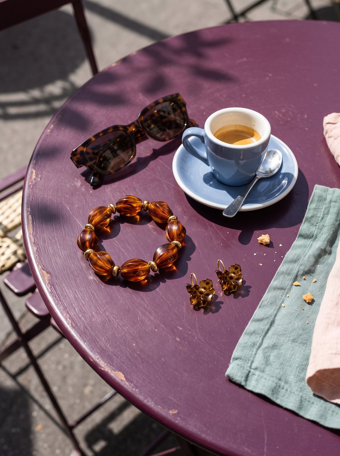 Lundholm armband en oorbellen in tortoise bij een espresso