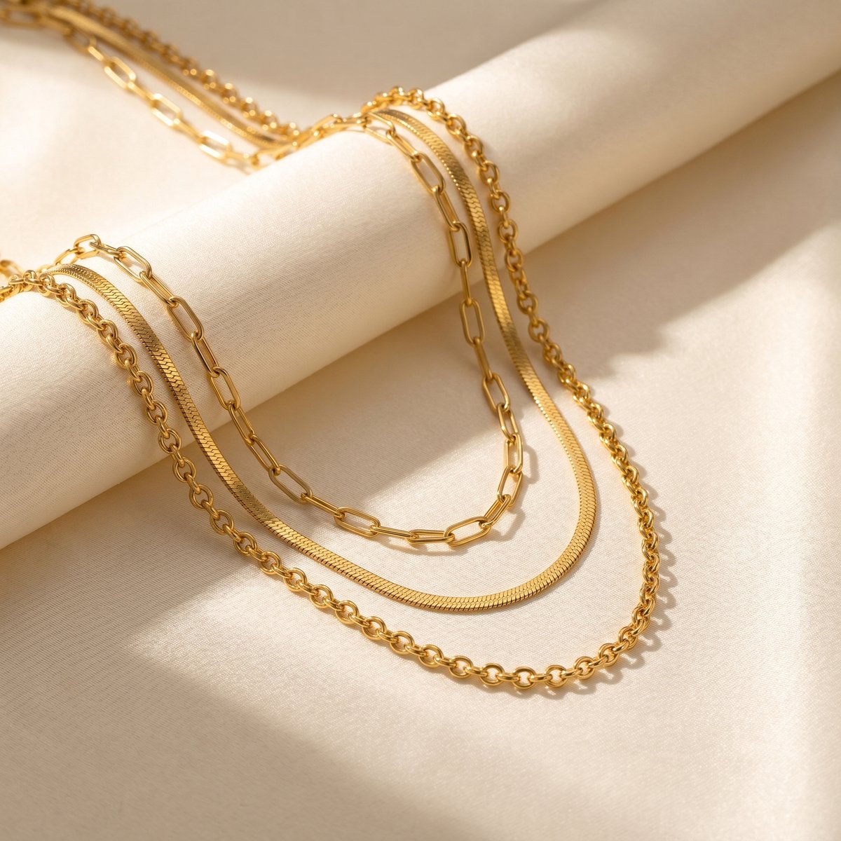 Lundholm Tove layered ketting goud detail — 3 lagen snake paperclip schakel gold plated stainless steel
