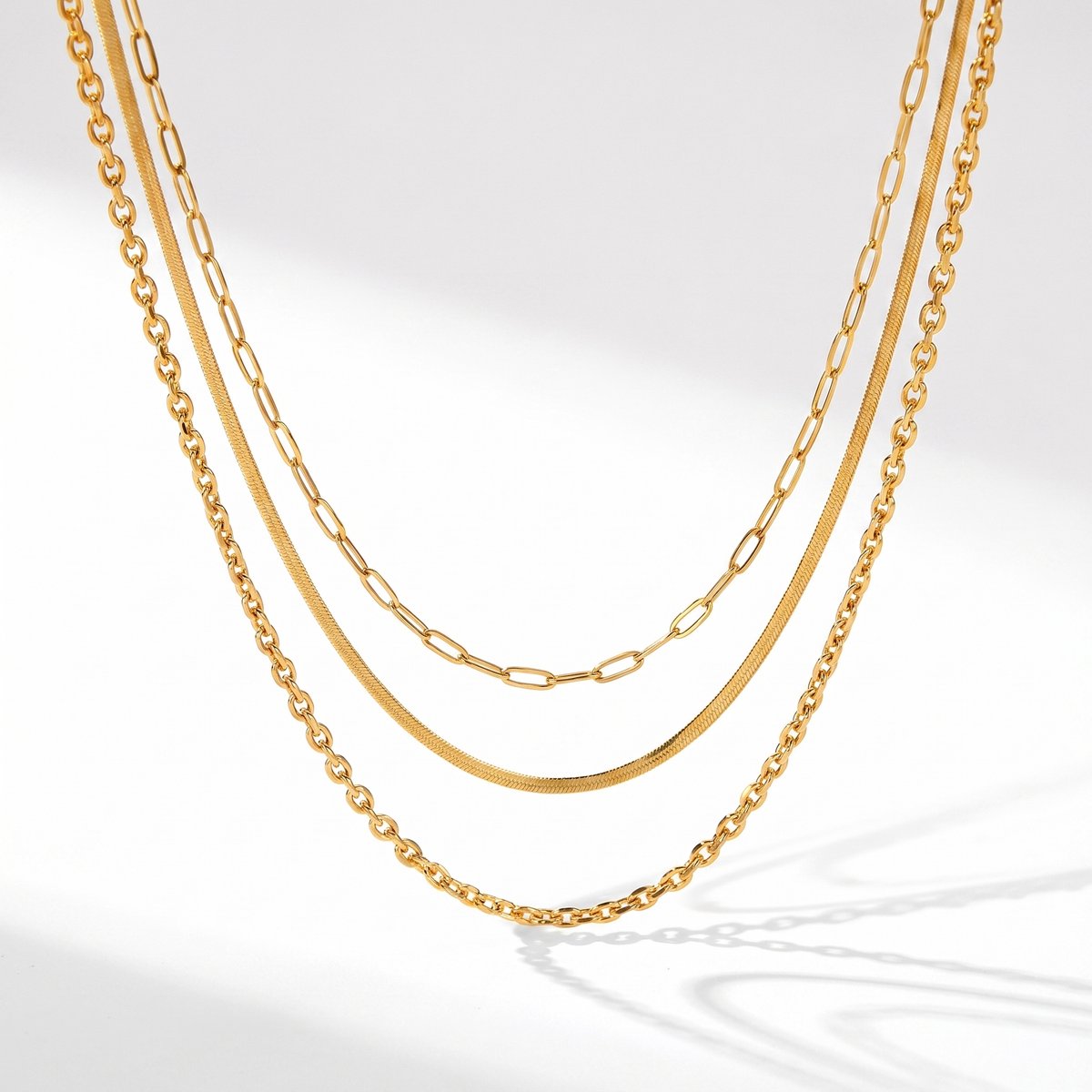Lundholm Tove layered ketting goud styling — minimalistisch verfijnd Scandinavisch design dames