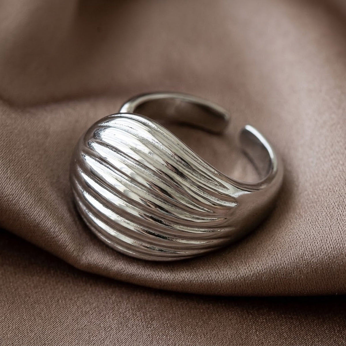Lundholm Vanja ring met golvend reliëf