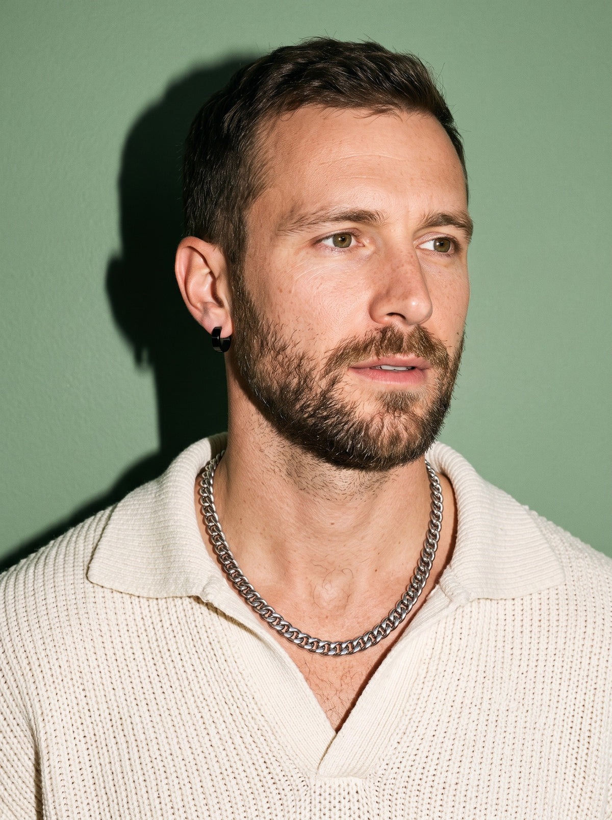 Portret van een man met de Lundholm Viggo cuban link ketting zilverkleurig