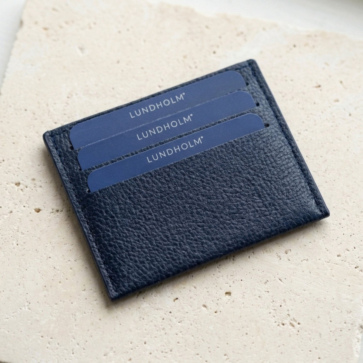 Lundholm Visby pasjeshouder donkerblauw – dunne kaarthouder in leer-look