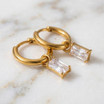 Lundholm Vita oorringen goud zirkonia close-up