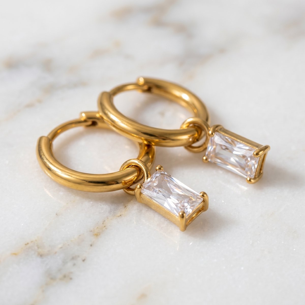 Lundholm Vita oorringen goud zirkonia close-up