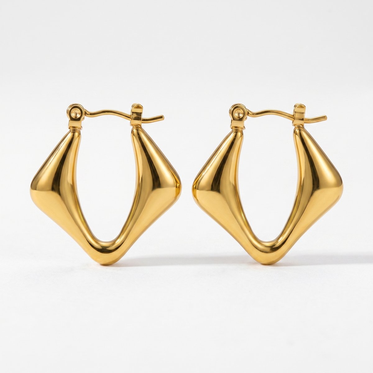 Lundholm Vivey oorringen dames goud geometrisch hoops creole — premium stainless steel gold PVD plated Scandinavisch