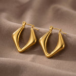 Lundholm Vivey geometrische hoops creole goud close-up — gold PVD plated stainless steel dames