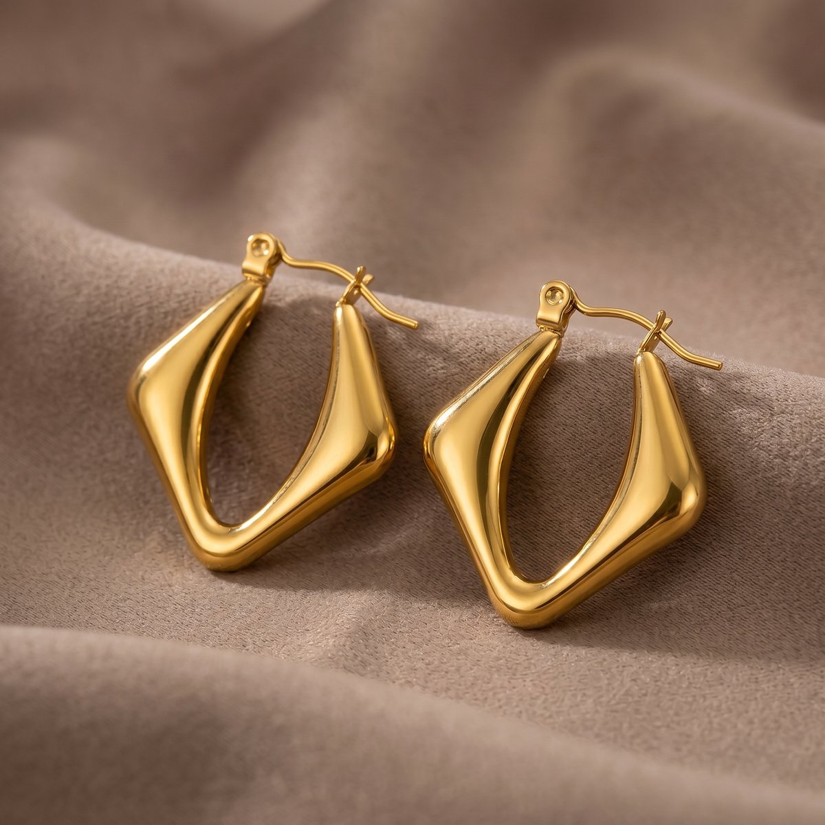 Lundholm Vivey geometrische hoops creole goud close-up — gold PVD plated stainless steel dames