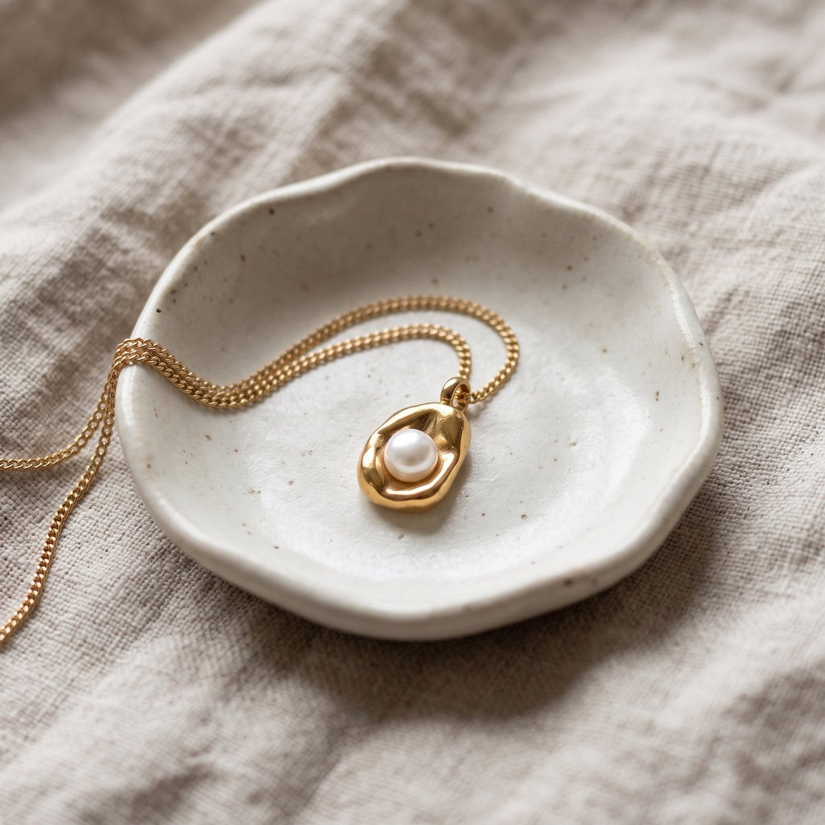 Lundholm Whitney parel ketting gedragen