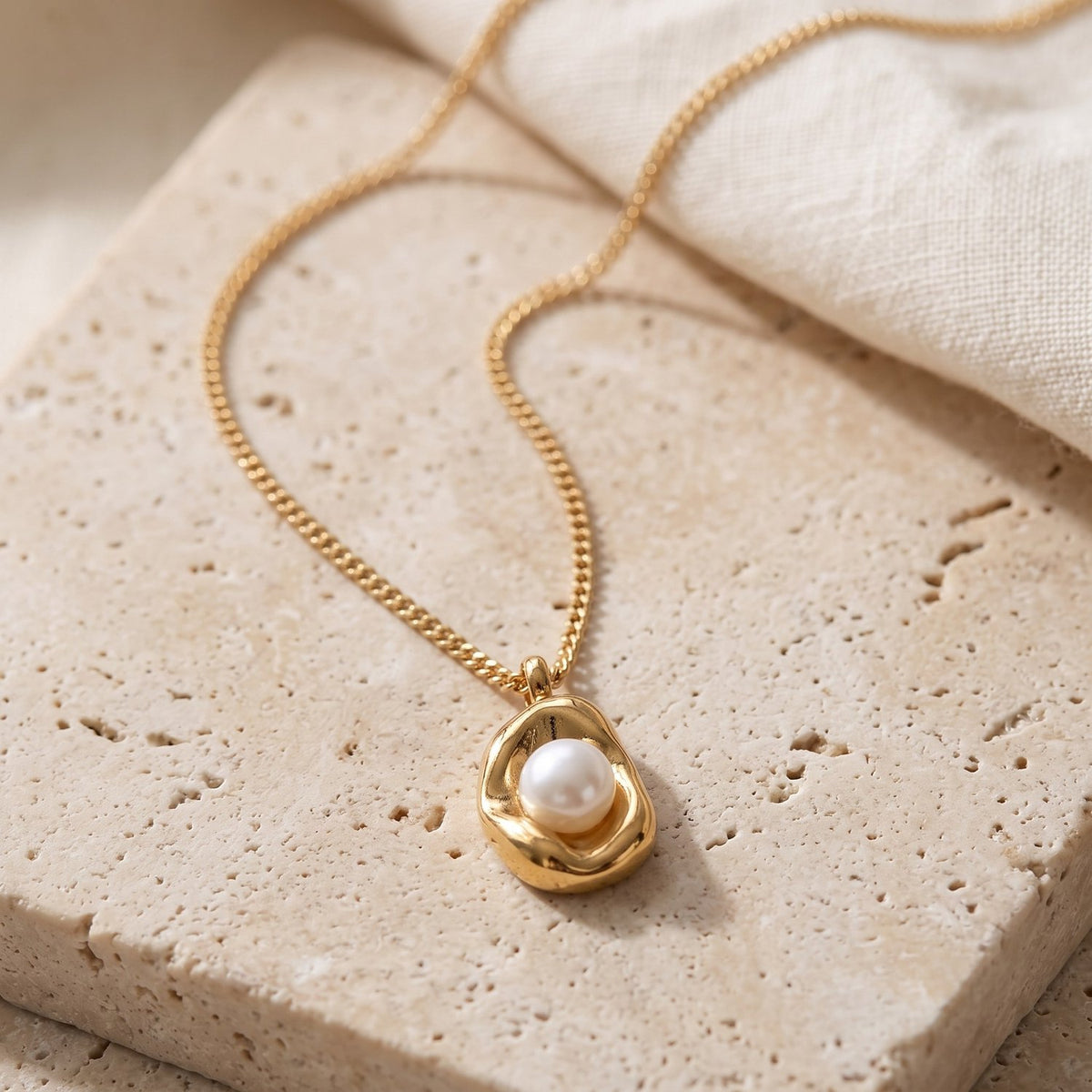 Lundholm Whitney ketting met imitatieparel in gouden zetting