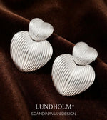 Detail van de Lundholm Wilma zilverkleurige hartjes oorbellen met ribbels
