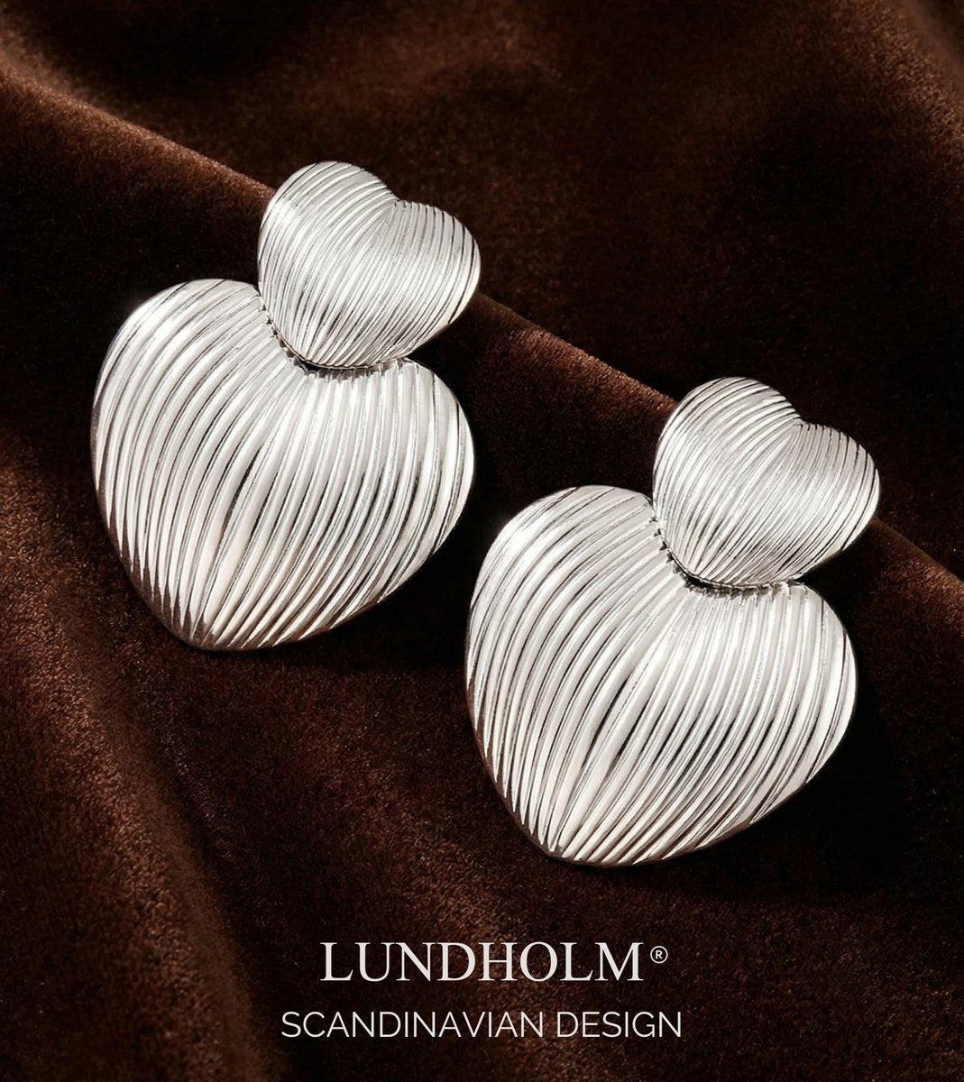 Detail van de Lundholm Wilma zilverkleurige hartjes oorbellen met ribbels