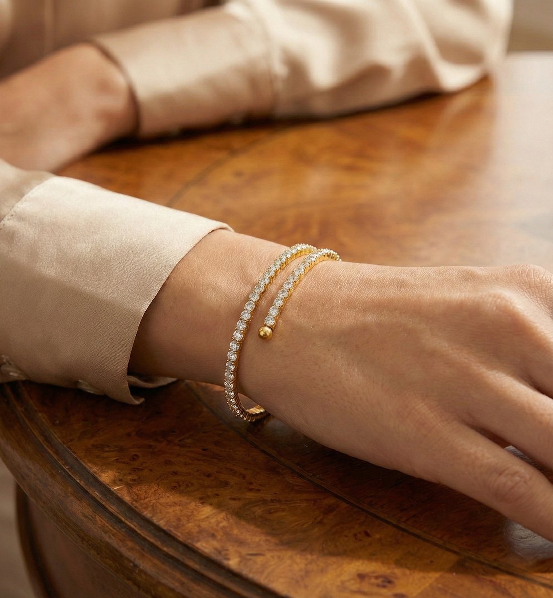 Lundholm Yael tennis bangle armband met zirkonia steentjes in goudkleurig, gedragen aan vrouwenpols