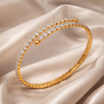 Lundholm Yael tennis bangle armband met zirkonia steentjes in goudkleurig op satijn, productfoto