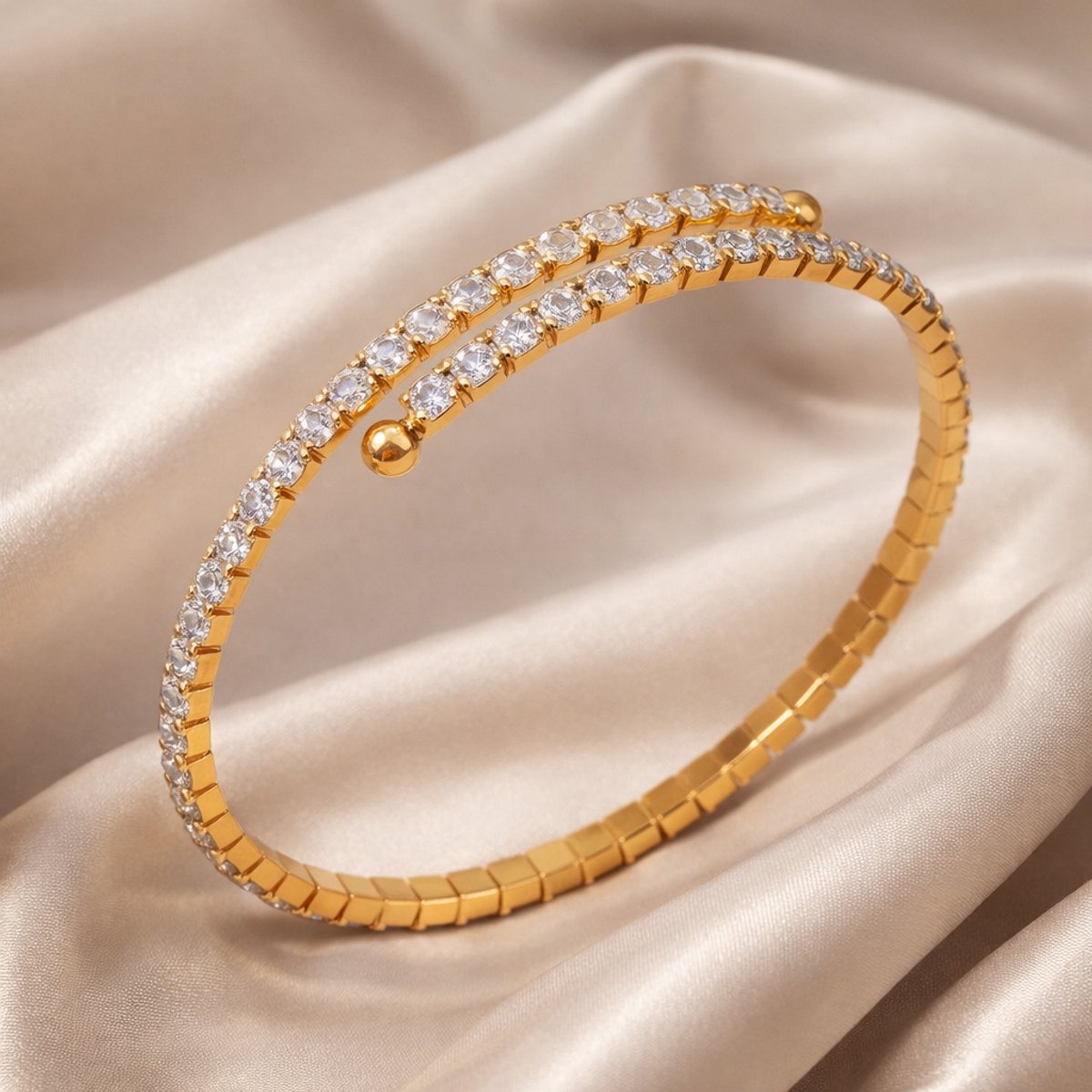 Lundholm Yael tennis bangle armband met zirkonia steentjes in goudkleurig op satijn, productfoto