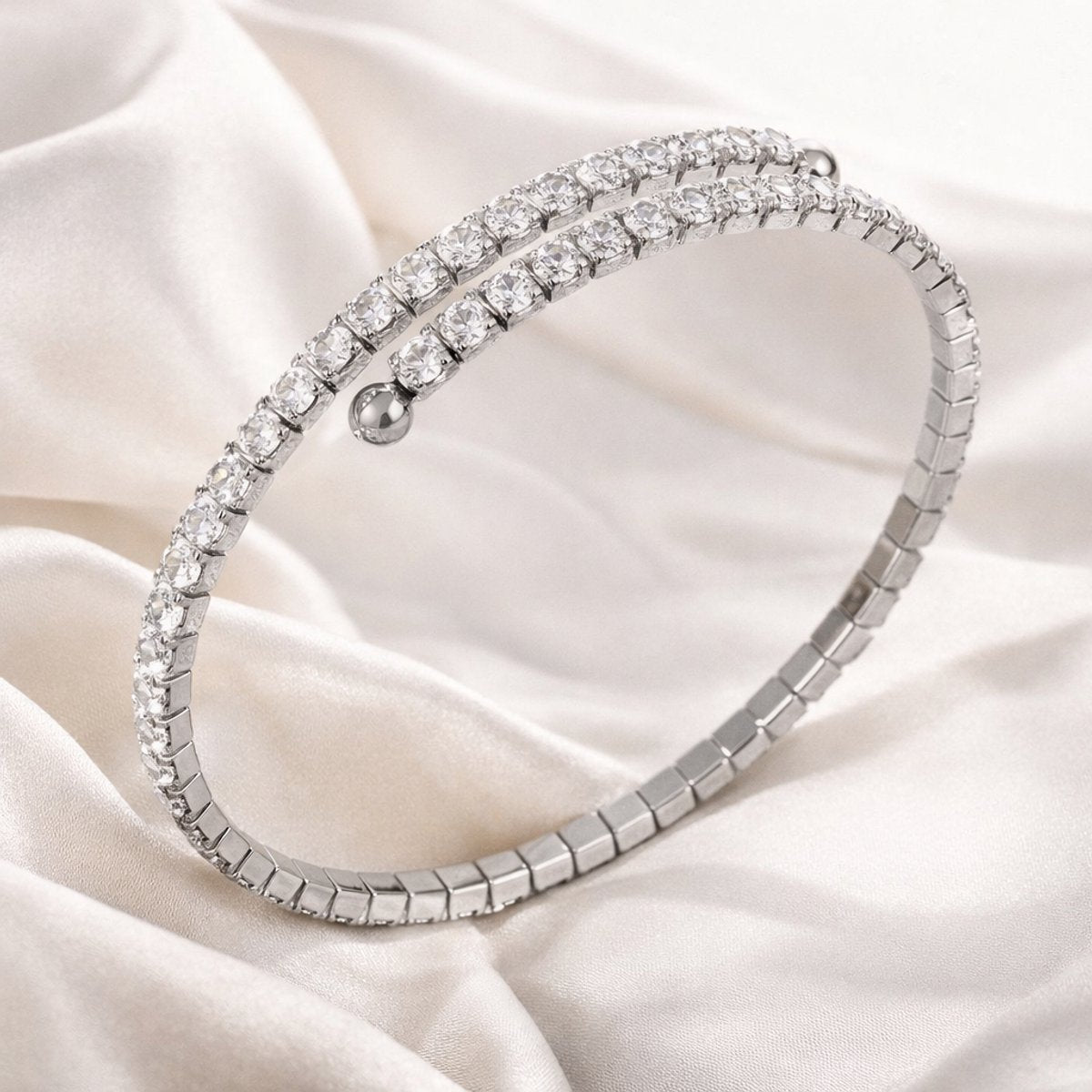 Lundholm Yael tennis bangle armband met zirkonia steentjes in zilverkleurig op satijn, productfoto