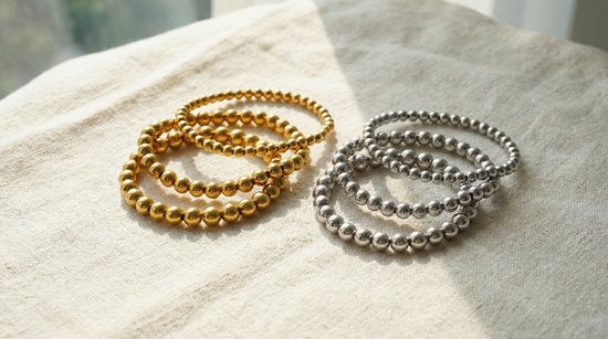 Lundholm Yuna kralenarmband goud lifestyle — verfijnd Scandinavisch sieraad damesarmband stacking