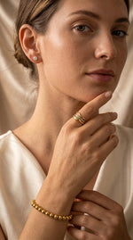 Lundholm Yuna kralenarmband goud close-up — verfijnde gouden kralen premium stainless steel