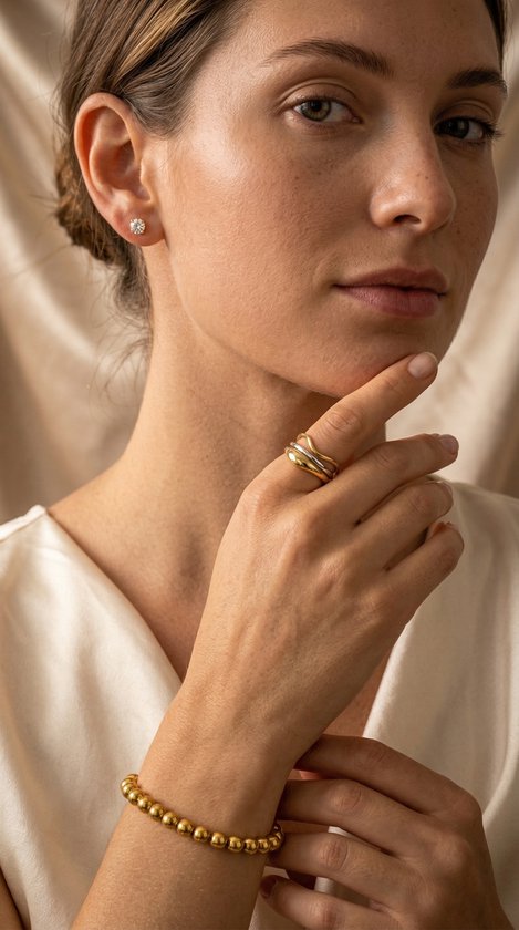 Lundholm Yuna kralenarmband goud close-up — verfijnde gouden kralen premium stainless steel