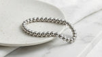 Lundholm Yuna kralenarmband zilver lifestyle — verfijnd Scandinavisch sieraad damesarmband stacking