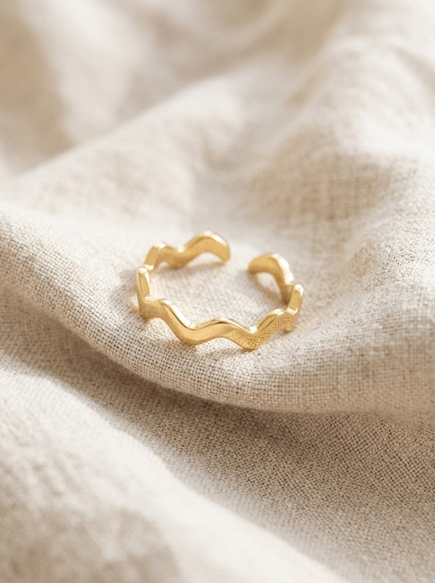 Lundholm Zia ring goud detail – golvende zigzag band op linnen