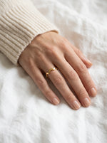 Lundholm Zia gouden zigzag ring gedragen aan de hand – minimalistische verstelbare ring dames