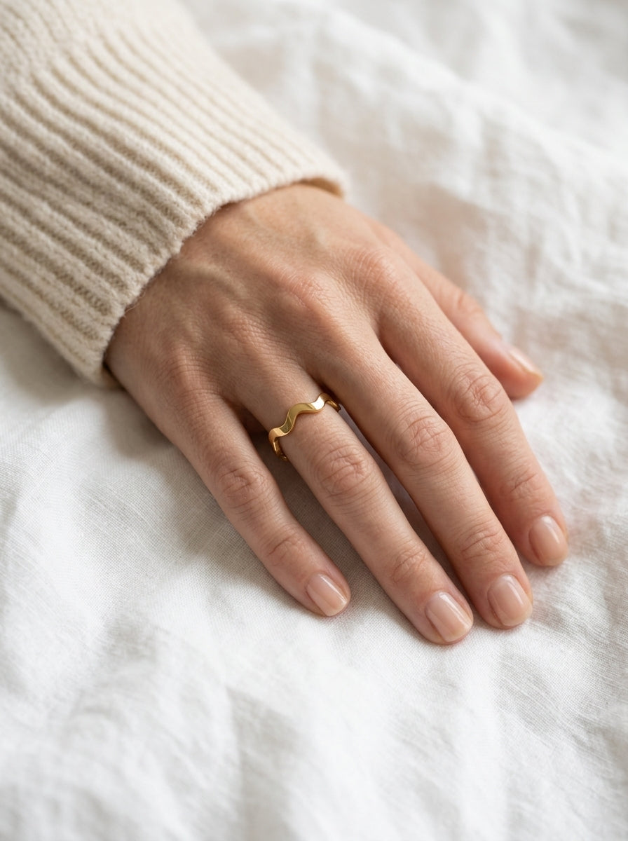 Lundholm Zia gouden zigzag ring gedragen aan de hand – minimalistische verstelbare ring dames