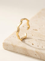 Lundholm Zia ring dames goud – verstelbare golvende zigzag ring op travertijn, premium stainless steel