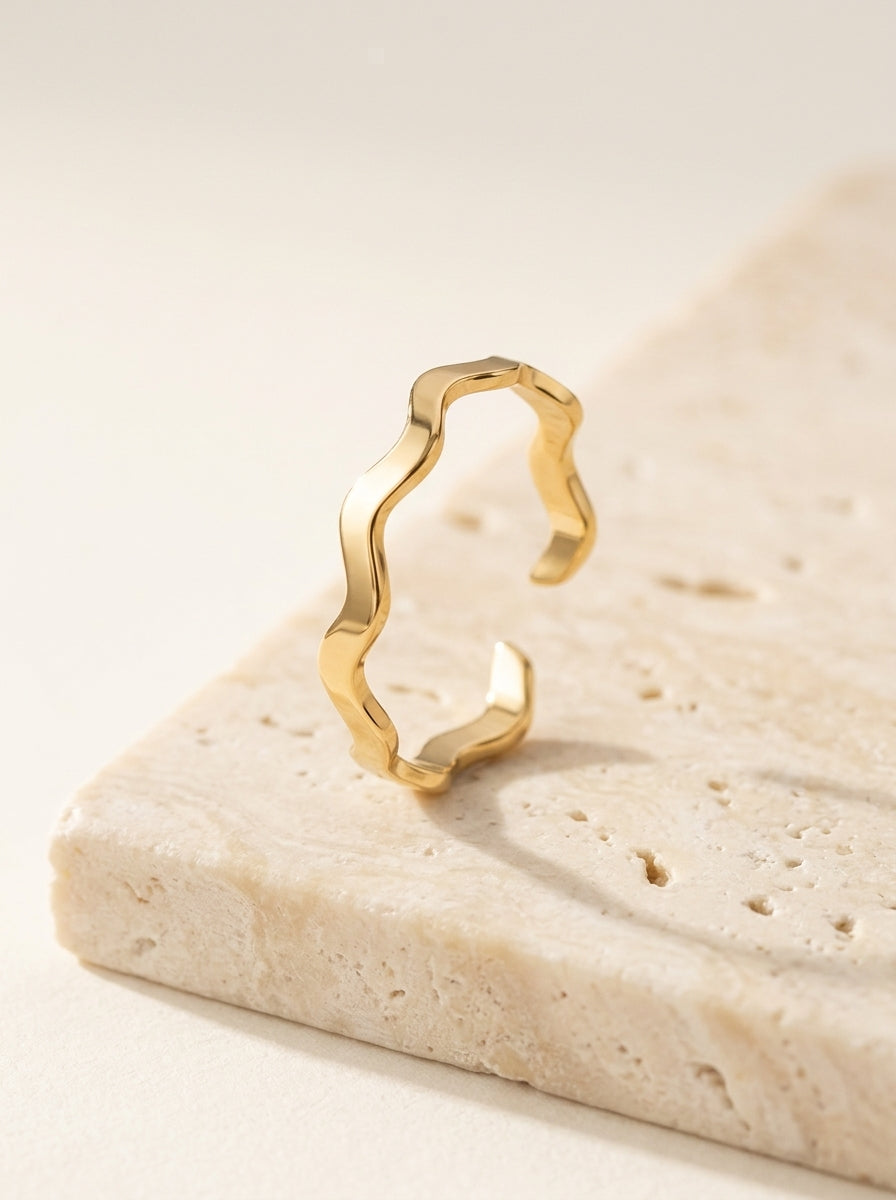 Lundholm Zia ring dames goud – verstelbare golvende zigzag ring op travertijn, premium stainless steel