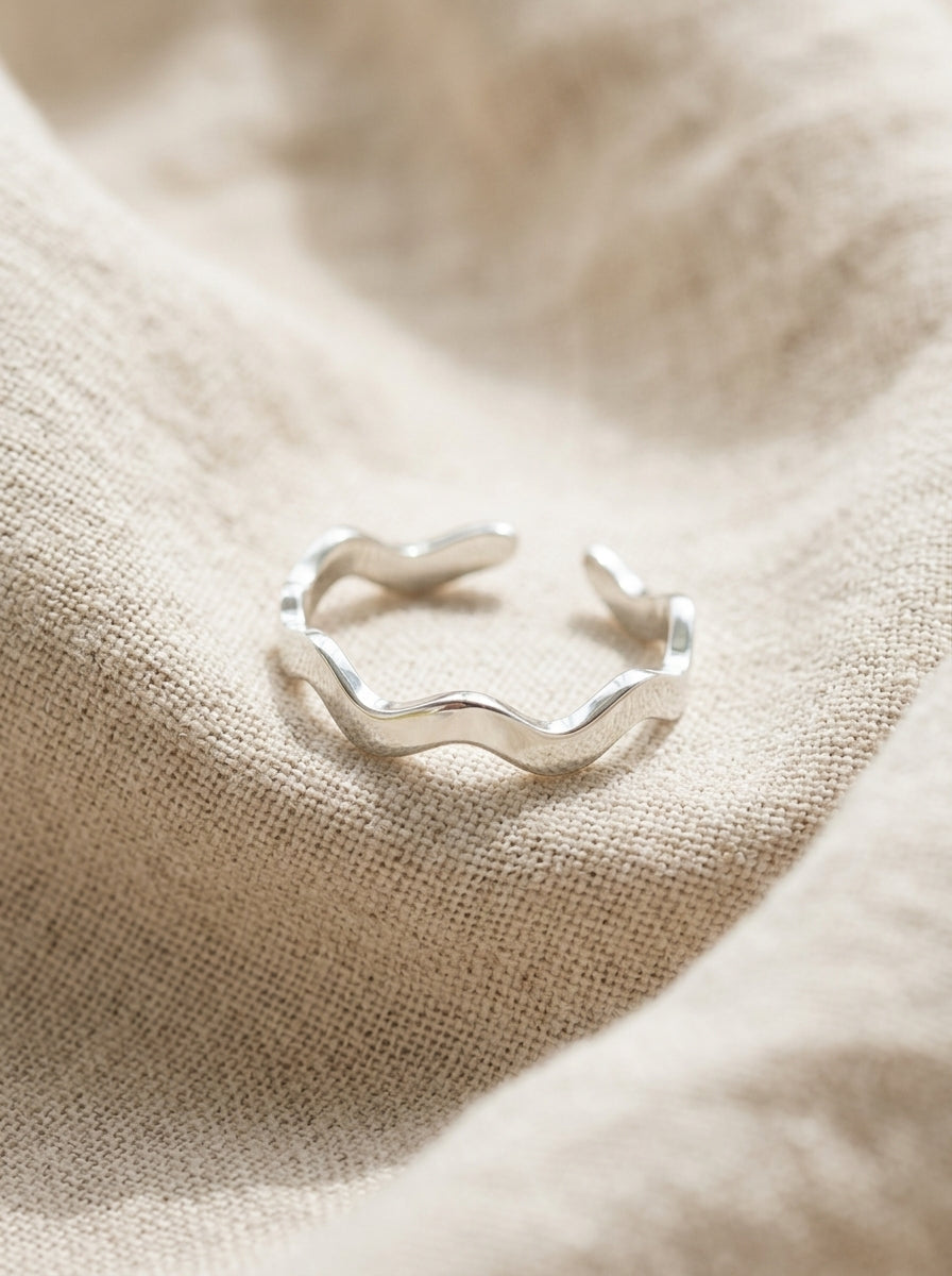 Lundholm Zia ring zilver detail – golvende zigzag band op linnen