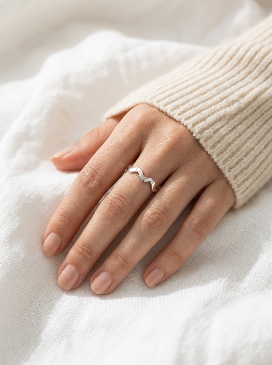 Lundholm Zia zilveren zigzag ring gedragen aan de hand – minimalistische verstelbare ring dames