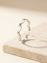 Lundholm Zia ring dames zilver – verstelbare golvende zigzag ring op travertijn, premium stainless steel