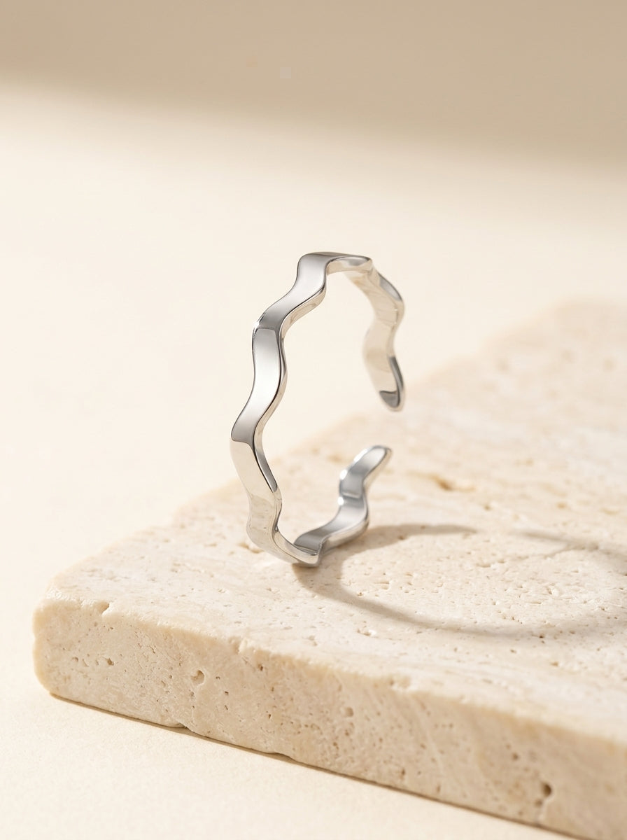 Lundholm Zia ring dames zilver – verstelbare golvende zigzag ring op travertijn, premium stainless steel