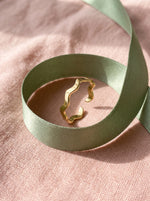 Lundholm Zia zigzag ring goudkleurig in een saliegroen satijnen lint