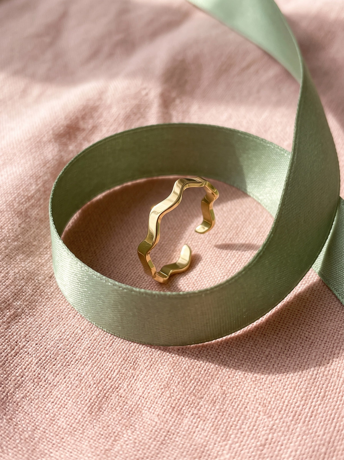 Lundholm Zia zigzag ring goudkleurig in een saliegroen satijnen lint