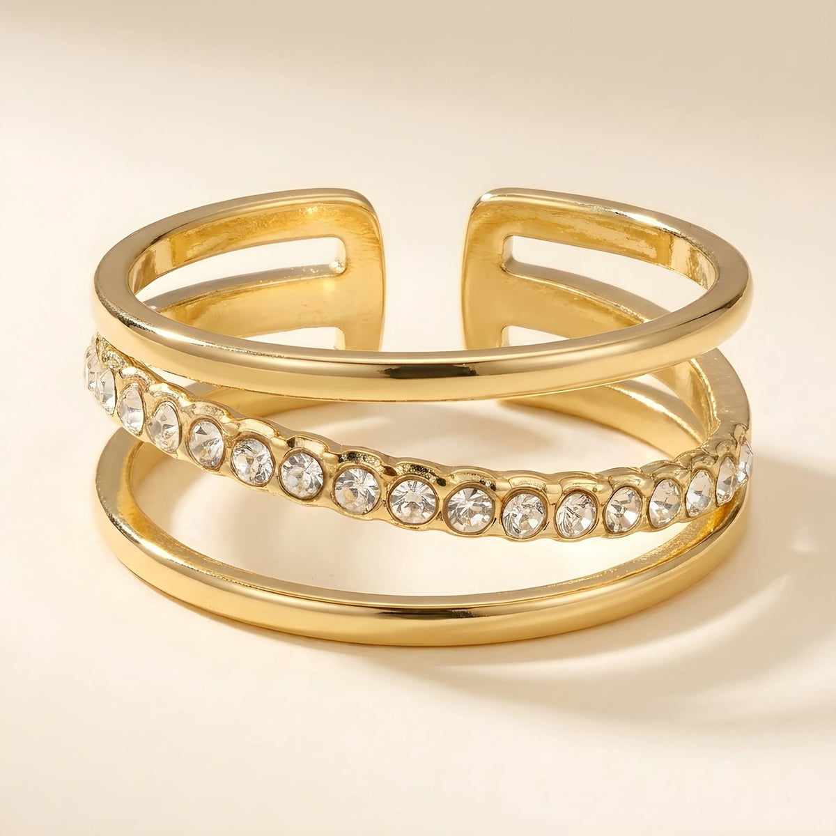 Lundholm Ziva ring dames goudkleurig – verstelbare drielaagse ring met schuine rij zirkonia, gold PVD stainless steel